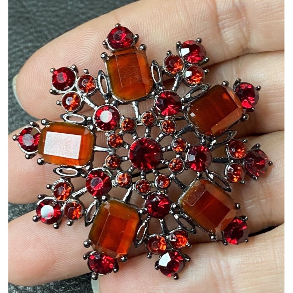VNTG FLOWER STARBURST SNOWFLAKE BROOCH CRANBERRY RED CRYSTALS RHINESTONE CANDY